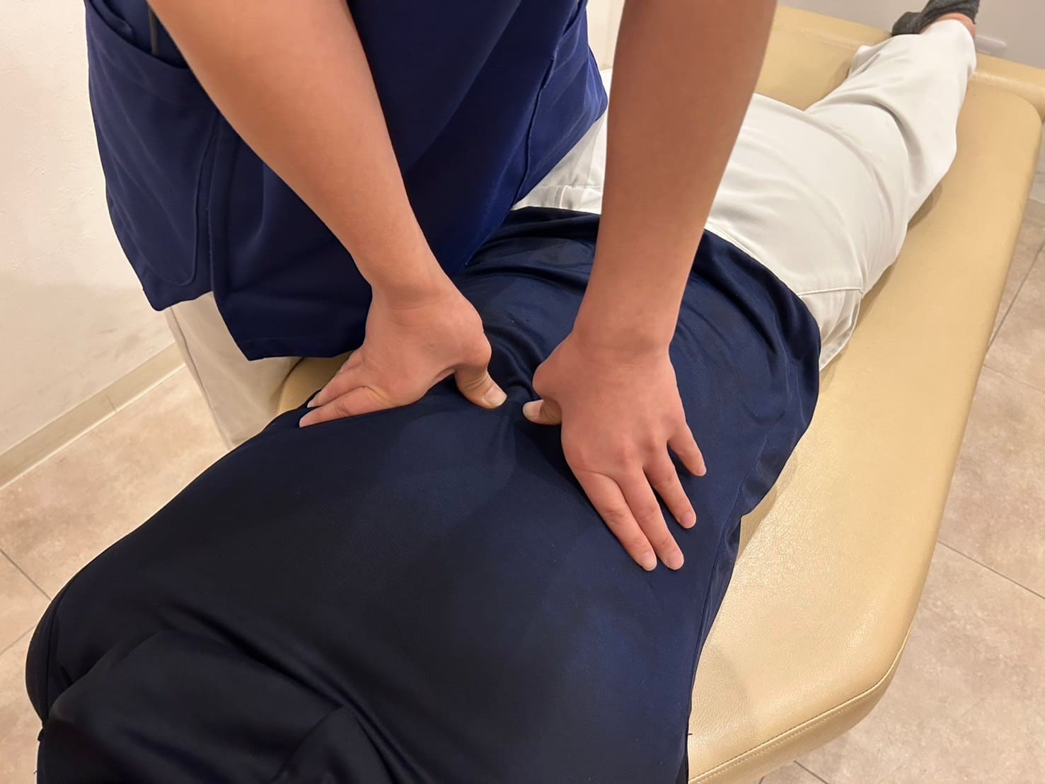 JR尼崎駅周辺の整骨院で腰まわりのバランスを整える施術の様子