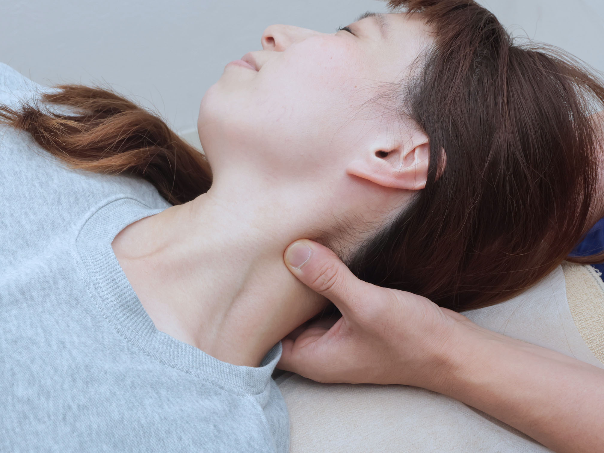 塚口の整体院 爽美館 尼崎塚口店で首のこりを施術している様子